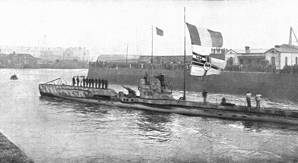 'La Reddition de la Flotte Allemande; entrée dans les bassins de l'arsenal de Cher..., 1918. Creator: Unknown.