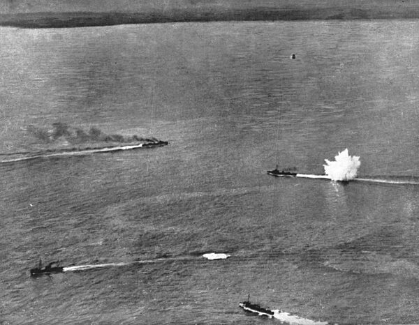 'La chasse aux sous-marins allemands; Un sous-marin ennemi en plongee a ete signale par..., 1918. Creator: Unknown.