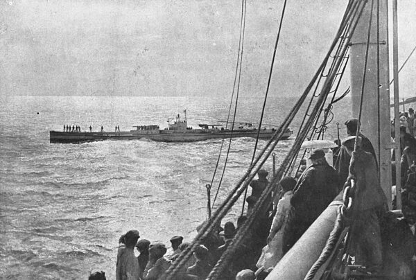 'Les sous-marins allemands contre les neutres; Arraisonnement, par un sous-marin..., 1918. Creator: Unknown.