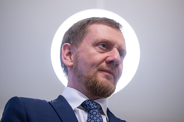 Sachsens Ministerpräsident Kretschmer besucht Gymnasium