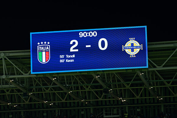 Countdown zur WM 2026: Vorbericht Der Countdown zur WM 2026 läuft, während Teams trainieren und Stadien fertiggestellt werden. Testspiele, Trainingslager und Stadionbau zeigen die intensive Vorbereitung auf das Turnier. Unsere Bildauswahl fängt Spieleraktionen und Baufortschritte hinter den Kulissen ein.