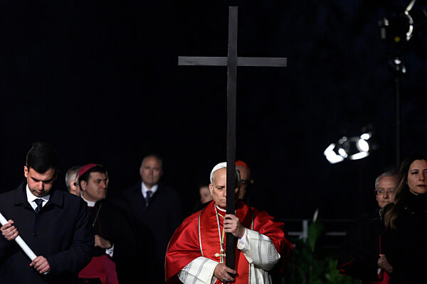 Karwoche und Ostern Gläubige rund um die Welt begehen die Karwoche und Ostern.