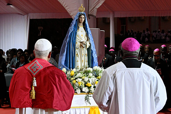 Papst Leo XIV. besucht Afrika (mit Video) Der Papst besucht während seiner Reise Algieren, Kamerun, Angola und Äquatorialguinea.

===

<!-- slug: papst-leo-xiv-besuch-algier-grosse-moschee-algerien-2026 -->
<!-- meta: Papst Leo XIV besucht die Große Moschee von Algier 2026 und trifft Mohammed Al-Mamoun Al-Qasimi Al-Hassani – interreligiöser Dialog im Fokus. -->

# Papst Leo XIV besucht Große Moschee von Algier 2026 und trifft Mohammed Al-Mamoun Al-Qasimi Al-Hassani

## Interreligiöser Dialog im Fokus beim Besuch von Papst Leo XIV in Algier, Algerien

**Teaser:**  
Papst Leo XIV hat im April 2026 die Große Moschee von Algier besucht und sich mit dem Rektor Mohammed Al-Mamoun Al-Qasimi Al-Hassani getroffen. Der Besuch unterstreicht die Bedeutung des interreligiösen Dialogs zwischen Christentum und Islam. Die Begegnung gilt als symbolträchtiger Moment internationaler Diplomatie.

**Intro:**  
Beim Besuch der Großen Moschee von Algier am 13. April 2026 setzt Papst Leo XIV ein Zeichen für interreligiösen Austausch und Verständigung. In der algerischen Hauptstadt traf er Mohammed Al-Mamoun Al-Qasimi Al-Hassani, den Rektor des bedeutenden islamischen Gotteshauses Djamaa El Djazair.

---

## Papst Leo XIV in Algier: Symbolik eines historischen Treffens

Der Besuch von Papst Leo XIV in Algier markiert einen wichtigen Moment im interreligiösen Dialog. Die Begegnung mit Mohammed Al-Mamoun Al-Qasimi Al-Hassani in der Großen Moschee von Algier steht für den Austausch zwischen religiösen Institutionen und die Förderung von Frieden und Zusammenarbeit.

Die Djamaa El Djazair zählt zu den größten Moscheen weltweit und ist ein zentrales religiöses und kulturelles Symbol Algeriens. Der Besuch des Papstes hebt die internationale Bedeutung des Ortes hervor.

Weitere visuelle Berichterstattung finden sich in den neuesten Webseries der picture alliance:  
https://www.picture-alliance.com/webseries/papst-leo-xiv-besucht-afrika-w580607

---

## Interreligiöser Dialog zwischen Christentum und Islam

Das Treffen zwischen Papst Leo XIV und dem Rektor der Großen Moschee von Algier reiht sich in eine Serie diplomatischer und religiöser Begegnungen ein. Ziel ist es, Spannungen abzubauen und gemeinsame Werte wie Frieden, Toleranz und Respekt hervorzuheben.

Internationale Pressebilder zu solchen Ereignissen sind über die Plattform der dpa verfügbar:  
https://www.dpa.com/en/international-press-image

---

## Bedeutung für internationale Beziehungen und Medien

Für Nachrichtenagenturen, Redaktionen und Fotojournalist:innen bietet der Besuch von Papst Leo XIV in Algier umfangreiche visuelle und redaktionelle Anknüpfungspunkte:

- Religiöse Diplomatie im globalen Kontext  
- Symbolische Gesten zwischen Institutionen  
- Bildstarke Motive aus Architektur und Begegnung  
- Relevanz für internationale Politik und Gesellschaft  

Weitere Inhalte und Bildmaterialien sind unter https://www.picture-alliance.com/ abrufbar.

---

## Visuelle Highlights & Bildmotive

- ![Papst Leo XIV besucht Große Moschee von Algier 2026 interreligiöser Dialog Algerien](https://www.picture-alliance.com/webseries/papst-leo-xiv-besucht-afrika-w580607)

**Dateiname:** papst-leo-xiv-algier-moschee-besuch-2026.jpg  

**Bildunterschrift:**  
Papst Leo XIV trifft Mohammed Al-Mamoun Al-Qasimi Al-Hassani während seines Besuchs in der Großen Moschee von Algier am 13. April 2026.

**Alt-Text:**  
Papst Leo XIV Besuch Große Moschee Algier 2026 Treffen Mohammed Al-Mamoun Al-Qasimi Al-Hassani Algerien interreligiöser Dialog

**IPTC-Begriffe:**  
ope Leo XIV and Rector of the Great Mosque of Algiers Mohammed Al-Mamoun Al-Qasimi Al-Hassani during a visit to the Great Mosque of Algiers (Djamaa El Djazair), in Mohamadia, Algiers, Algeria, April 13, 2026.

**Geo:**  
Algier, Algerien  

**Fotograf:in:**  
REUTERS / Guglielmo Mangiapane  

---

## Fakten im Überblick

- Papst Leo XIV besucht Algier im April 2026  
- Treffen mit Mohammed Al-Mamoun Al-Qasimi Al-Hassani  
- Ort: Große Moschee von Algier (Djamaa El Djazair)  
- Fokus: interreligiöser Dialog und Verständigung  
- Bedeutung: Signal für internationale Zusammenarbeit  

---

## FAQ

### Was ist passiert?
Papst Leo XIV hat am 13. April 2026 die Große Moschee von Algier besucht und sich mit deren Rektor getroffen.

### Warum ist das wichtig?
Der Besuch steht für interreligiösen Dialog und stärkt die Beziehungen zwischen christlichen und islamischen Institutionen.

### Welche Hintergründe gibt es?
Solche Begegnungen sind Teil diplomatischer Bemühungen, religiöse Verständigung weltweit zu fördern und Konflikte zu entschärfen.

---

Mehr als 130 Millionen aktuelle Fotos, Bilder, Grafiken und Illustrationen aus News, Sport, Politik, Entertainment und über 100 Jahren Zeitgeschichte finden Redaktionen und Kreative auf www.picture-alliance.com.

---

## JSON-LD

```json
{
  "@context": "https://schema.org",
  "@type": "NewsArticle",
  "headline": "Papst Leo XIV besucht Große Moschee von Algier 2026 und trifft Mohammed Al-Mamoun Al-Qasimi Al-Hassani",
  "image": "https://www.picture-alliance.com/webseries/papst-leo-xiv-besucht-afrika-w580607",
  "datePublished": "2026-04-14",
  "dateModified": "2026-04-14",
  "author": {
    "@type": "Organization",
    "name": "dpa Picture-Alliance"
  },
  "publisher": {
    "@type": "Organization",
    "name": "dpa Picture-Alliance",
    "logo": {
      "@type": "ImageObject",
      "url": "https://www.picture-alliance.com/logo.png"
    }
  },
  "mainEntityOfPage": "https://www.picture-alliance.com/webseries/papst-leo-xiv-besucht-afrika-w580607"
}