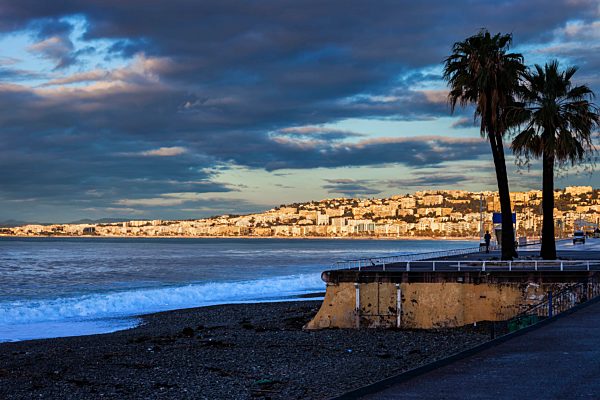 France, Provence-Alpes-Cote d'Azur, Nice, City view and beach in the morning