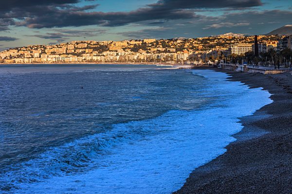 France, Provence-Alpes-Cote d'Azur, Nice, City view in the morning light, beach