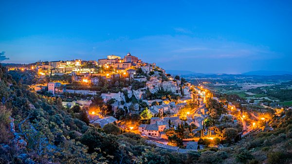 France, Provence-Alpes-Cote d'Azur, view to Gordes at twilight