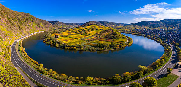 Germany, Rhineland Palatinate, Cochem-Zell, Bremm, Panoramic view of Moselle Loop and Moselle River