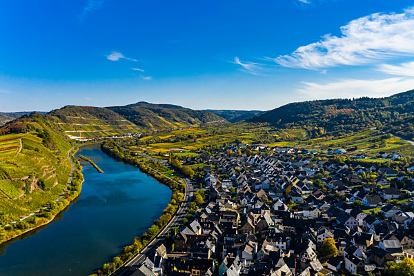 Germany, Rhineland Palatinate, Cochem-Zell, Bremm, Panoramic view of Moselle Loop and Moselle River