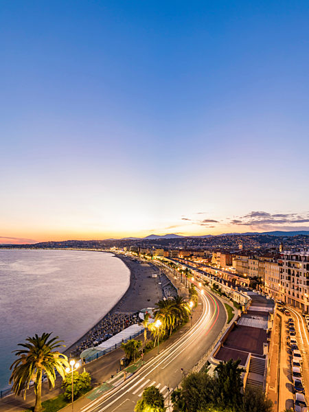 France, Provence-Alpes-Cote d'Azur, Nice, Promenade des Anglais, beach in the evening light