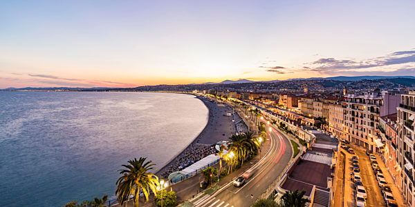 France, Provence-Alpes-Cote d'Azur, Nice, Promenade des Anglais, beach in the evening light