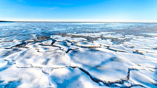Germany, Lower Saxony, Butjadingen, North Sea, ice floes in winter