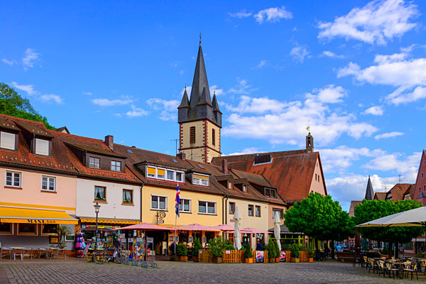 Germany, Bavaria, Franconia, Lower Franconia, Gemuenden am Main, market square with parish church St. Peter and Paul