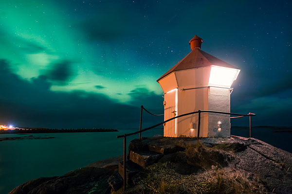 Norway, Lofoten Islands, Eggum, northern lights at the coast