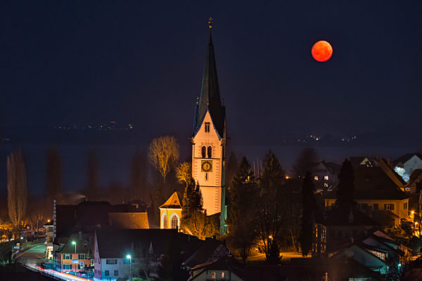 Germany, Baden-Wuerrttemberg, Lake Constance, Sipplingen, moon above village with church St. Martin at night