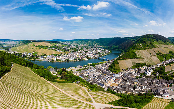 Germany, Rhineland-Palatinate, aerial view of Traben-Trarbach with Moselle river, vine yards