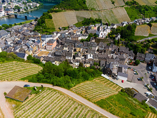 Germany, Rhineland-Palatinate, aerial view of Traben-Trarbach with Moselle river, vine yards