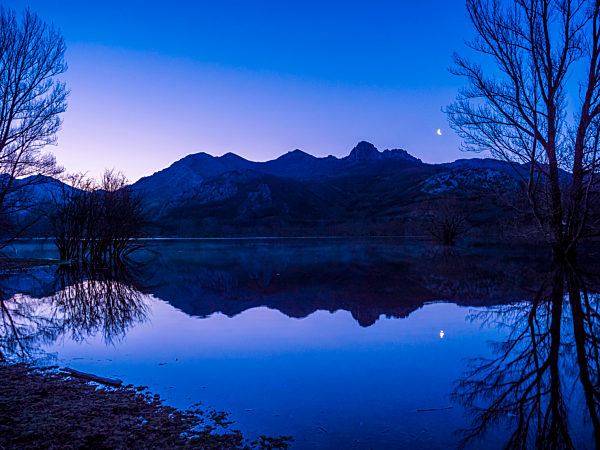 Spain, Asturias, Camposolillo, view over Porma reservoir and Cantabrian Mountains at dusk
