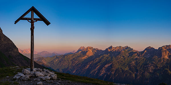 Germany, Bavaria, Allgaeu, Allgaeu Alps, panoramic view of field cross at Lake-Rappensee in the evening light