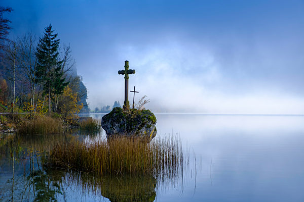 Austria, Upper Austria, Salzkammergut, Mondsee lake in fog at sunrise