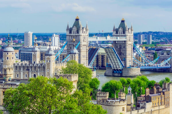 UK, England, London, Tower Bridge and surrounding buildings