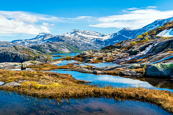Norway, Nordland, Lake Litlverivatnet and surrounding mountains in Rago National Park