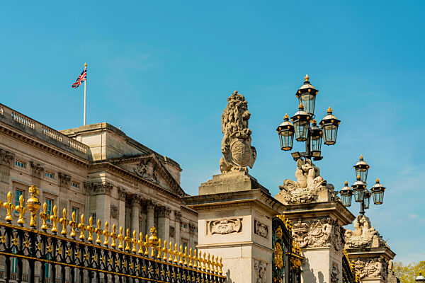 UK, England, London, Fence in front of Buckingham Palace