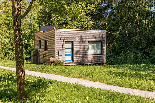 Germany, Baden-Wurttemberg, Schorndorf, Footpath in front of tiny wooden house