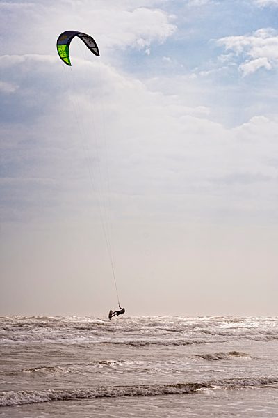 USA, Texas, Kite surfer in Port Aransas on Mustang Island