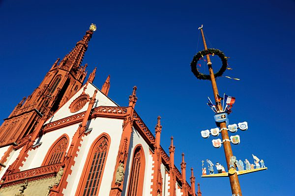 Germany, Bavaria, Wurzburg, View of Maypole and Chapel of our Lady at marketplace