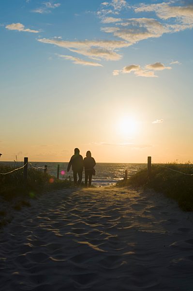 Germany, Mecklenburg Western Pomerania, Couple at Baltic Sea