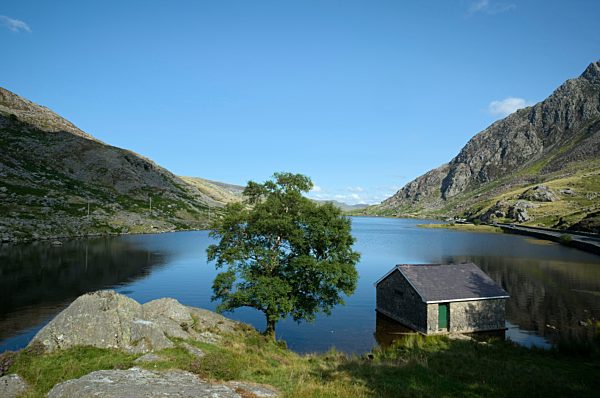 UK, Wales, Lake Llyn Ogwen in Snowdonia National Park
