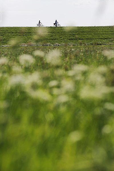 Germany, Lower Saxony, East Frisia, Langeoog, two cyclists on the dike