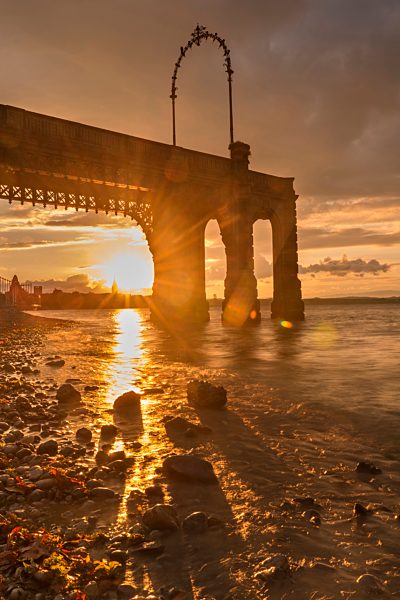 Germany, Baden-Wurttemberg, Friedrichshafen castle jetty at sunrise
