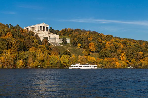 Germany, Bavaria, view to Walhalla with tour boat at shore of Danube River