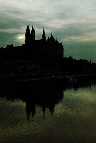 Germany, Saxony, Meissen, view to Elbe river with Albrechtsburg and Meissen Cathedral in the background