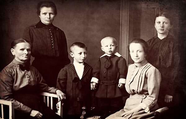 Germany, historical photography of extended family from end of 19th century