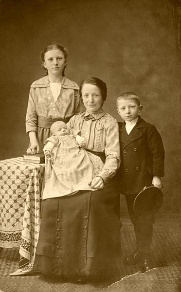 Germany, historical photography of mother with three children from end of 19th century