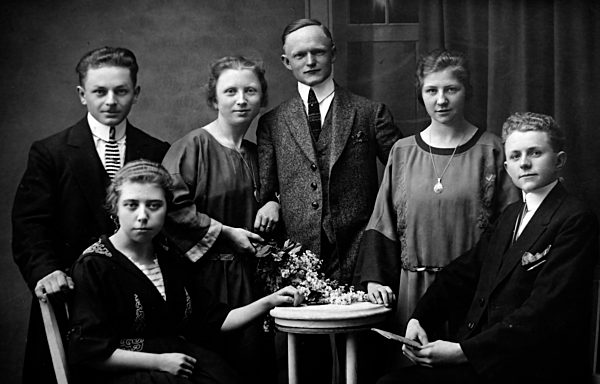 Germany, historical group picture of three couples from 1920s