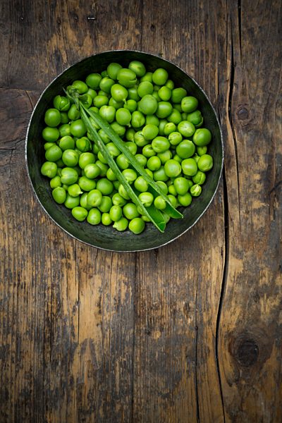 Green peas and peapod in a bowl