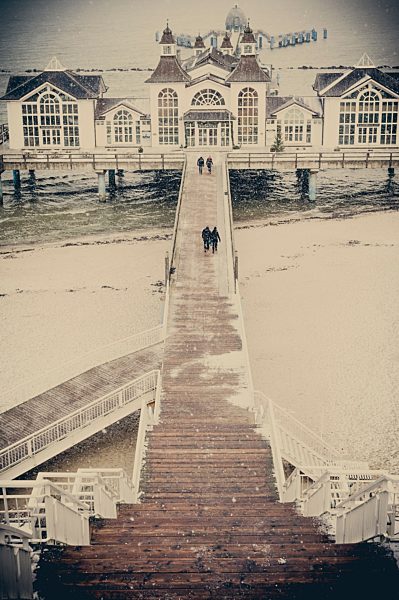 Germany, Mecklenburg-Western Pomerania, Ruegen, Sea Bridge Sellin  in winter