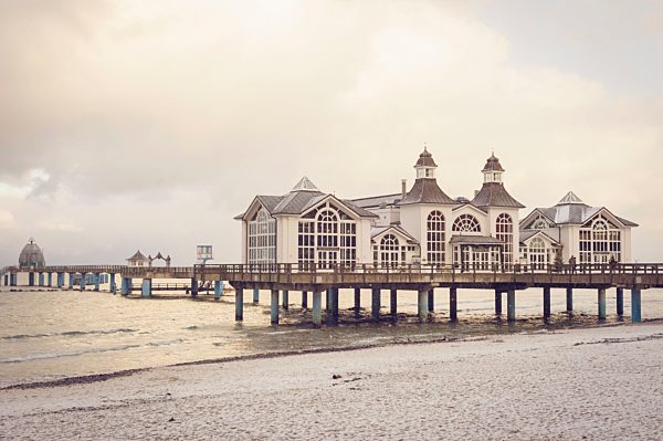 Germany, Mecklenburg-Western Pomerania, Ruegen, Sea Bridge Sellin  in winter