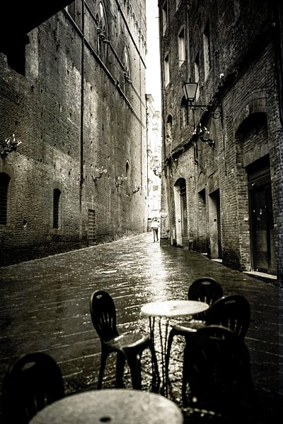 Italy, Tuscany, Siena, narrow street on a rainy day