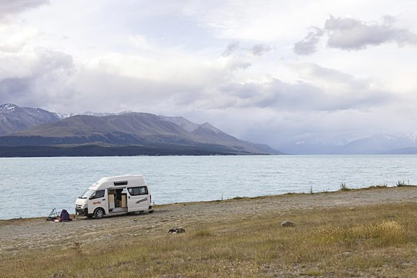 New Zealand, camper at waterside of Lake Pukaki