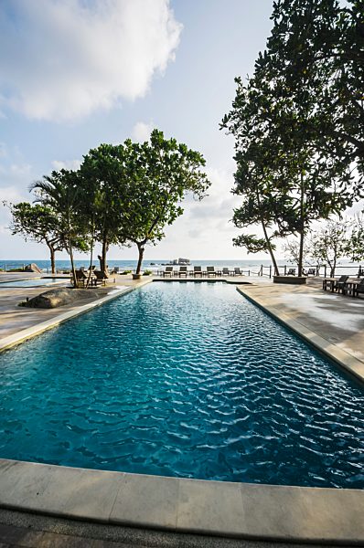 Indonesia, Riau Islands, Bintan, Nikoi Island, Sun loungers at hotel pool