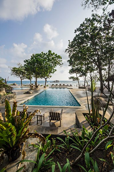 Indonesia, Riau Islands, Bintan, Nikoi Island, Sun loungers at hotel pool
