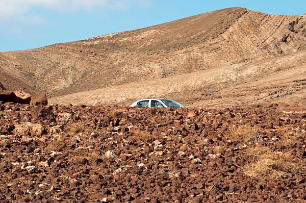 Spain, Fuerteventura, Pajara, car at landscape