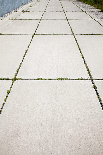 Concrete base plates with gaps