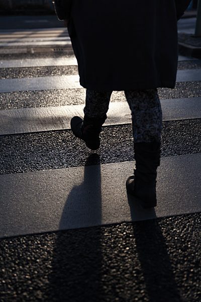 Germany, North Rhine-Westphalia, pedestrian on pedestrian crossing at night