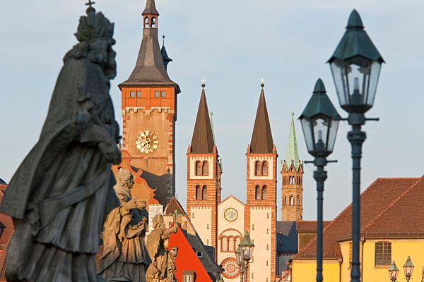 Germany, Bavaria, Franconia, Würzburg, Old main bridge with Cathedral and town hall in background
