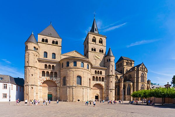 Germany, Rhineland Palatinate, Trier, View of St Peter cathedral